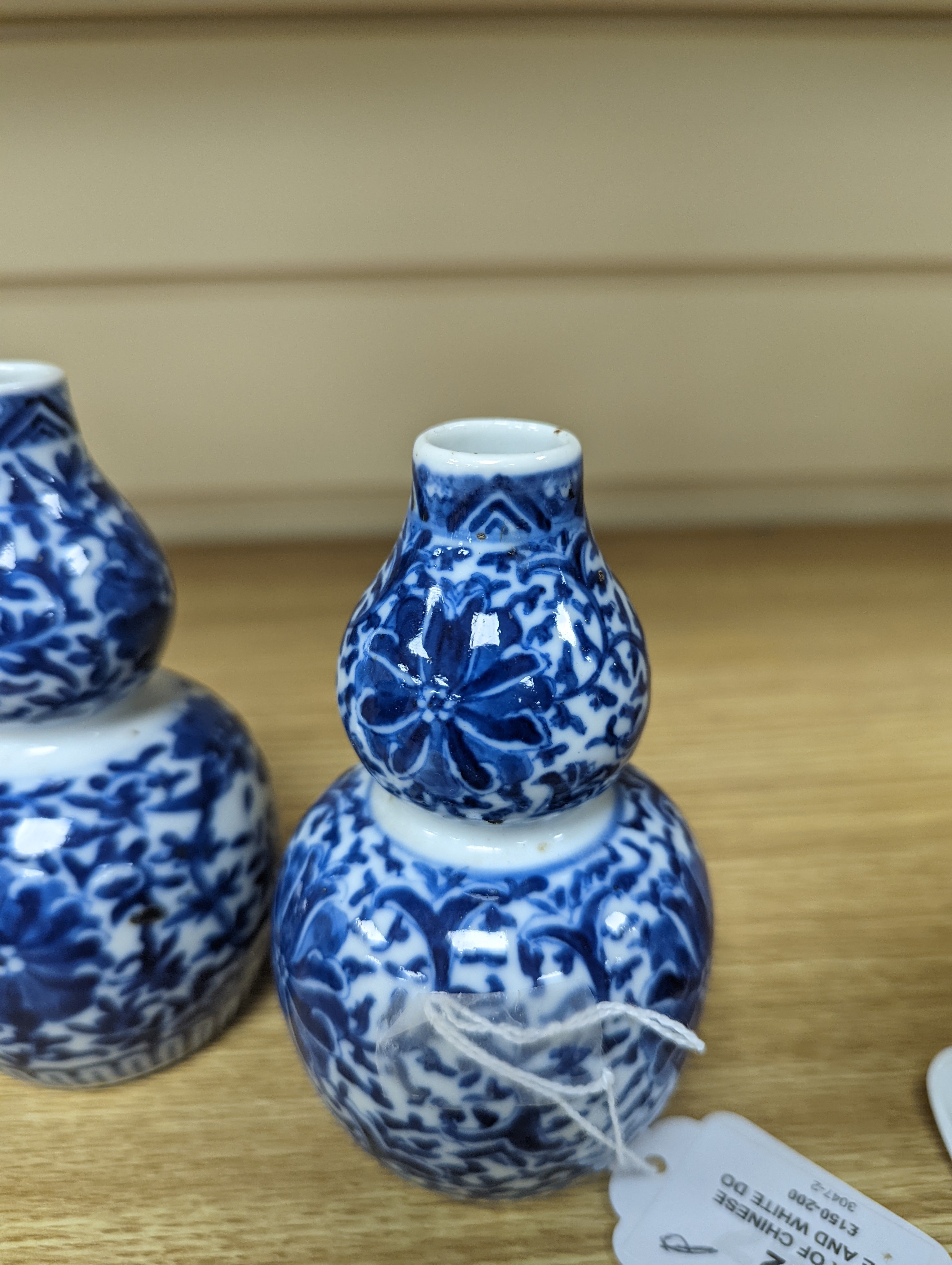 A pair of Chinese blue and white double-gourd small vases 14cm